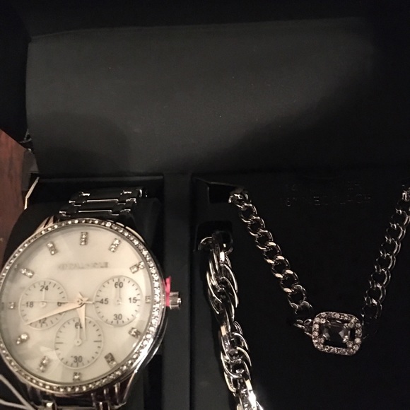 Brand new Kendal and Kylie watch set - Picture 2 of 4